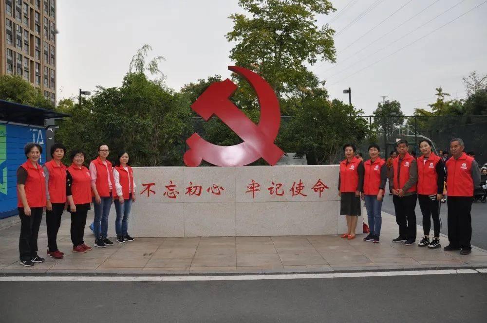 女乘客坐立不安险摔倒公交司机逆行闯红灯送医
